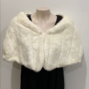 Cache Fur cape